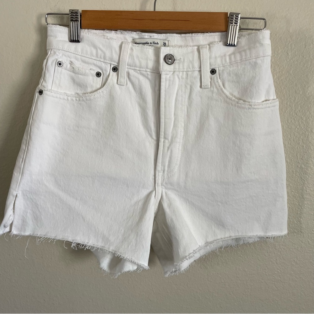 Abercrombie & Fitch The 4” Mom Short High Rise Distressed White Size 26